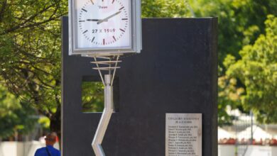 Nakon obnove Krivog sata postavljena spomen-ploča sa imenima stradalih