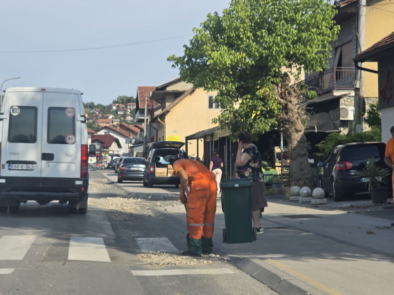 Nakon olujnog nevremena: Radnici čiste nanos kamenja u Karađorđevoj ulici na Laušu