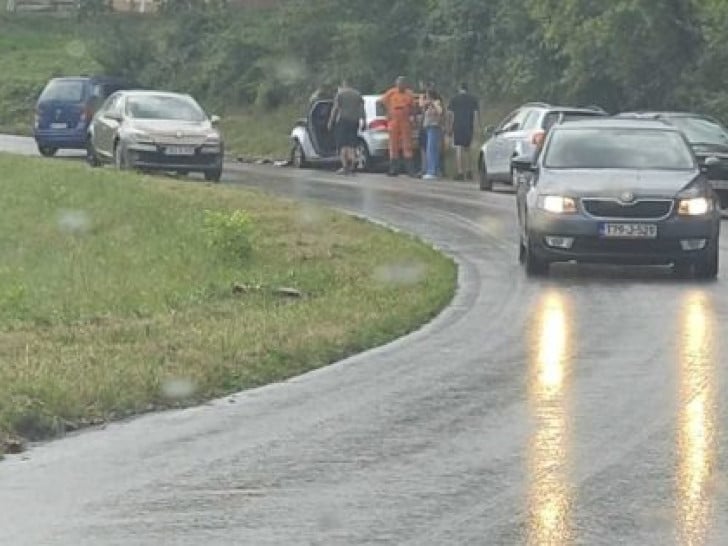 Teška saobraćajka kod Kamičana: Automobil i autobus se sudarili, više povrijeđenih