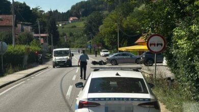 Saobraćajna nesreća u Karanovcu: Motor u udesu, policija na uviđaju