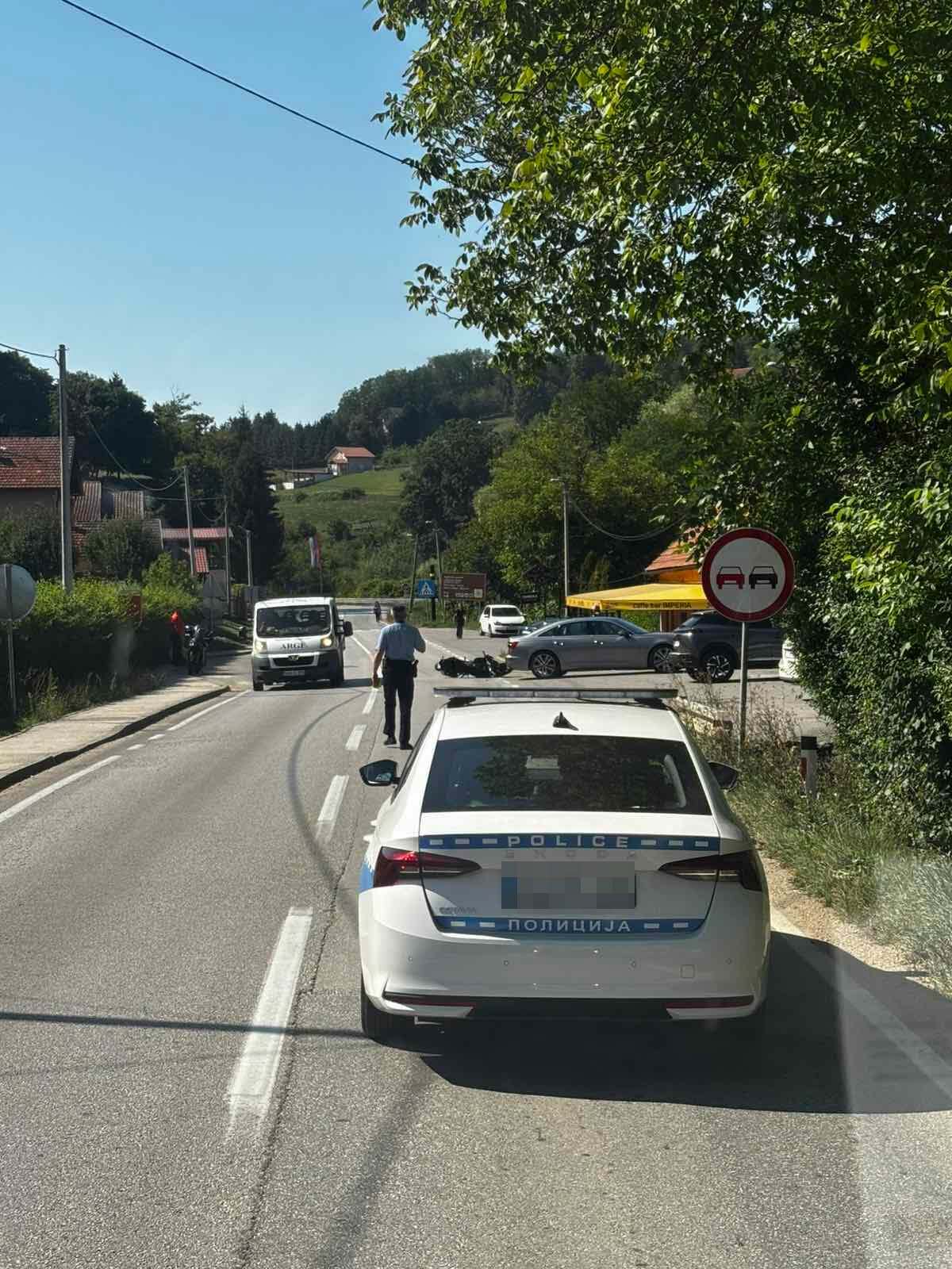 Saobraćajna nesreća u Karanovcu: Motor u udesu, policija na uviđaju