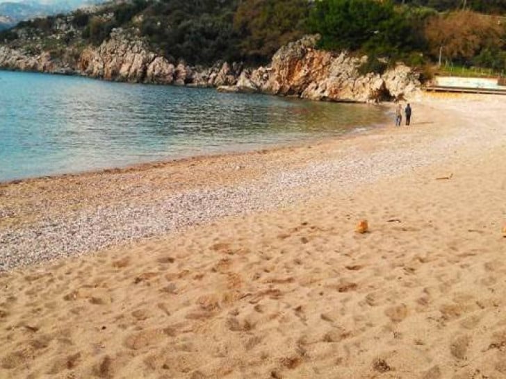 Turist u Crnoj Gori sagu umjesto peškira ostavio na plaži: „Aladin se parkirao“