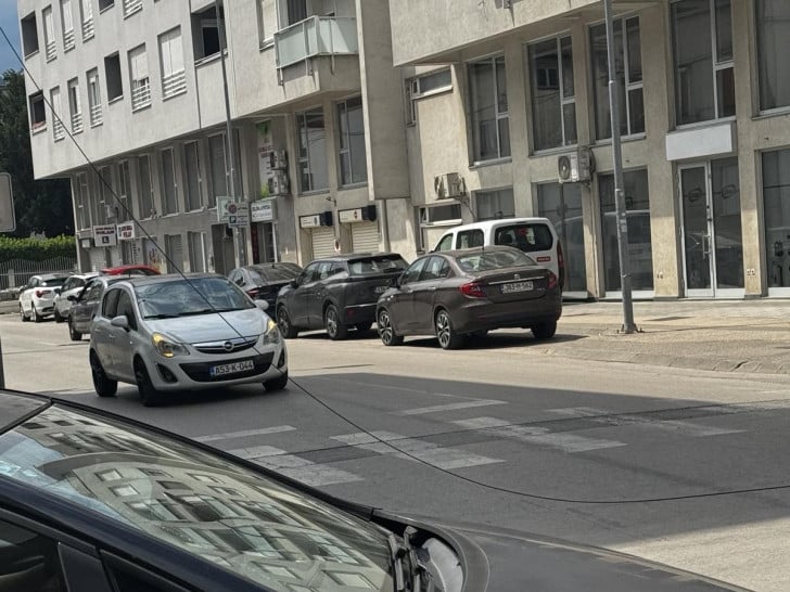 Kabl na raskrsnici stvara haos u saobraćaju
