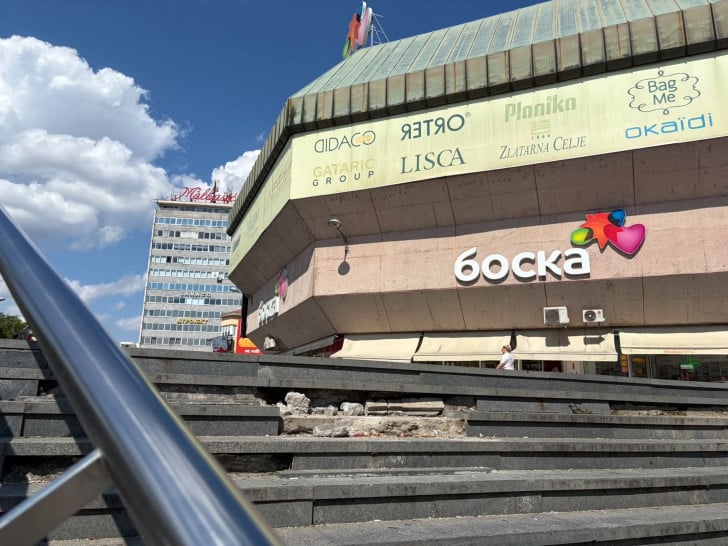 Oštećene stepenice na Trgu Krajine prijete sigurnosti Banjalučana