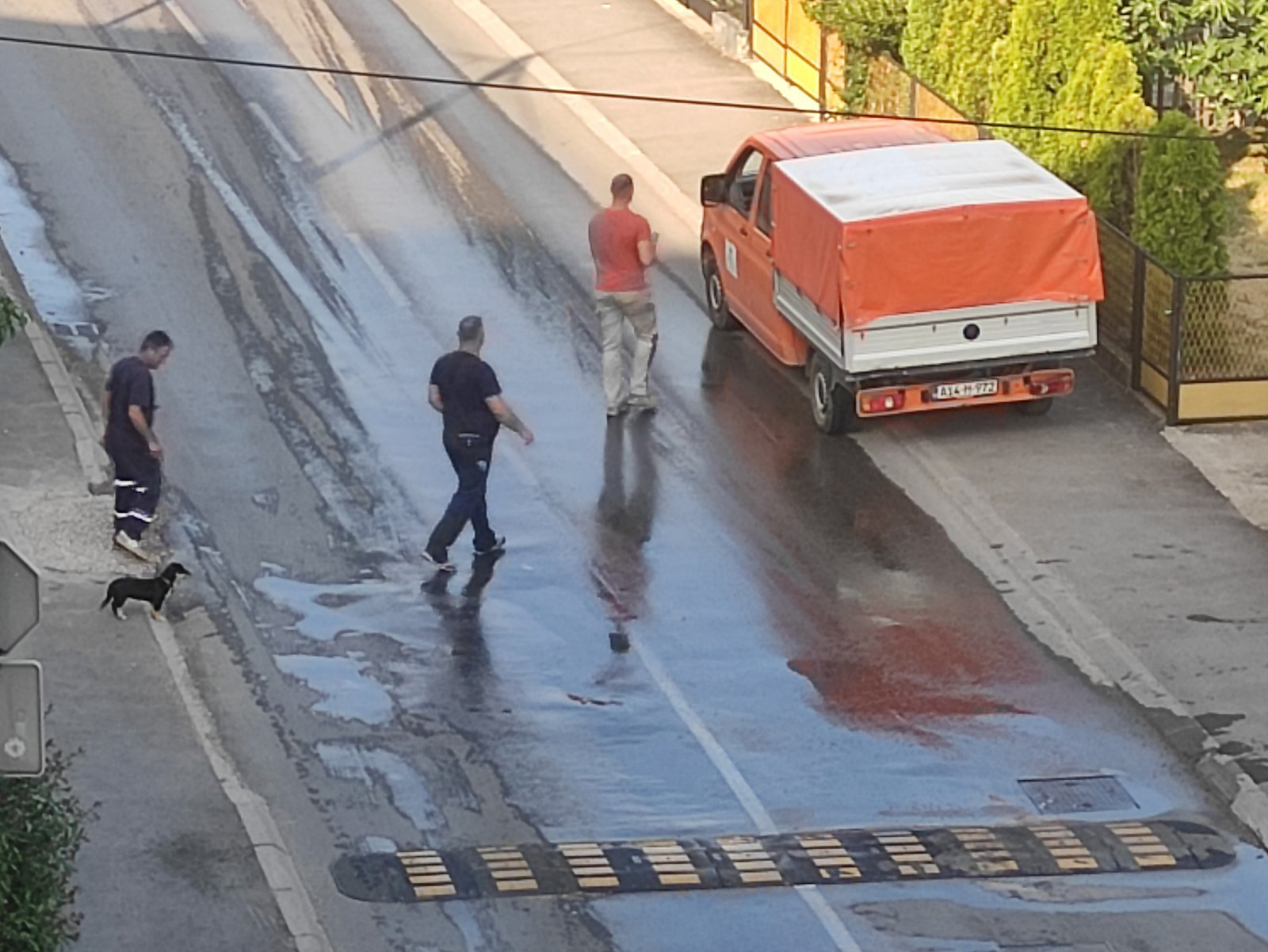 Mještani Obilićeva zabrinuti zbog izlijevanja vode: Apeluju na hitnu intervenciju