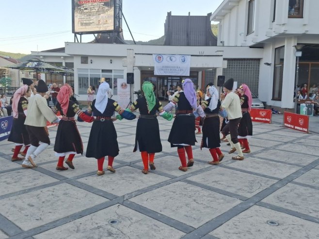 Ilindanska smotra folklora u Mrkonjić Gradu okupila 250 mladih