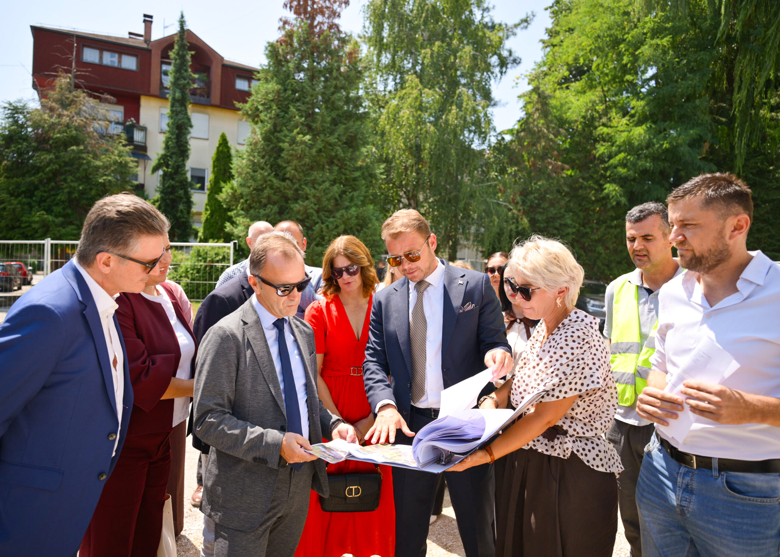 Stanivuković i Auinger obišli radove u OŠ „Zmaj Jova Jovanović“: U dvorište se ulaže 200.000 KM