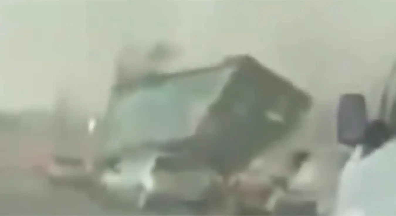 Razorni tornado prevrtao kamione na autoputu u Francuskoj
