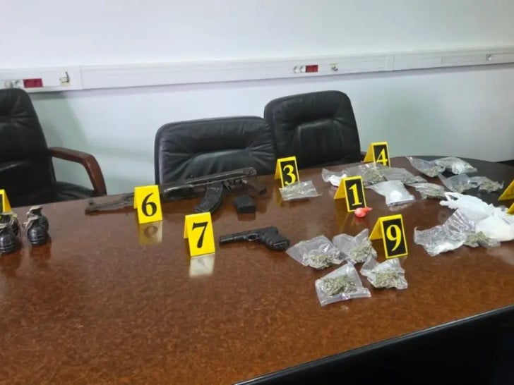 Uhapšen osumnjičeni za trgovinu drogom: Policija u Istočnoj Ilidži pronašla arsenal oružja i 800 grama narkotika