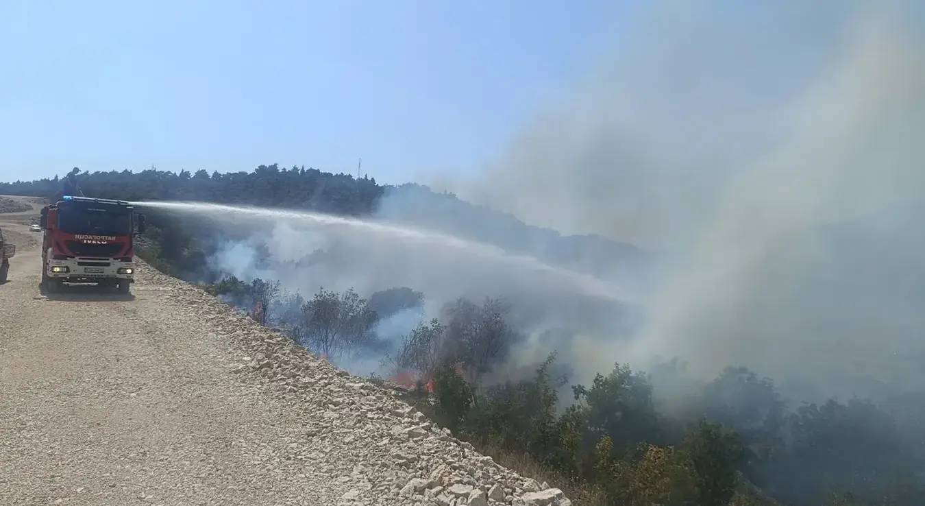 Obavještavanje vatrogasnih službi obavezno prije paljenja vatre, poručuje Cvijetić