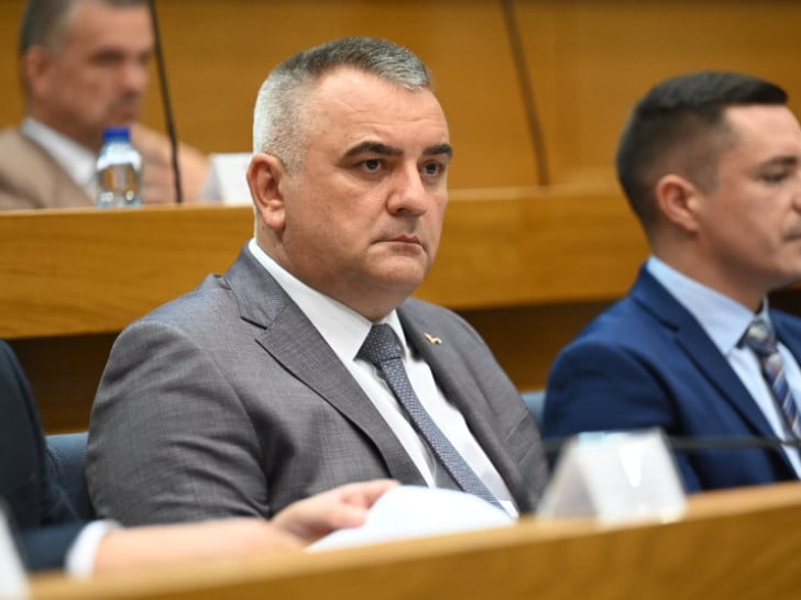 Vlada RS: Premijer nije pozivao na kupovinu oružja, riječ je o lovačkoj opremi