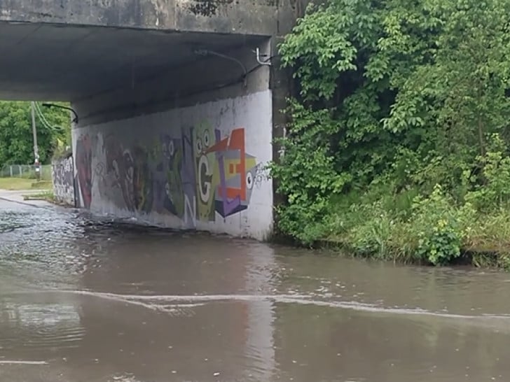 Ulica Nenada Kostića u Banjaluci - četiri kilometra bez trotoara i stalna opasnost za đake i pješake