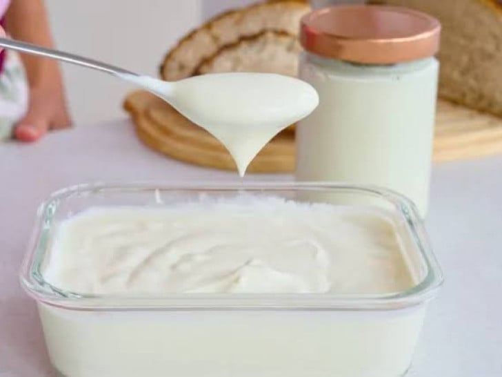 Šta odabrati: grčki ili običan jogurt? Nutricionisti otkrivaju prednosti i mane