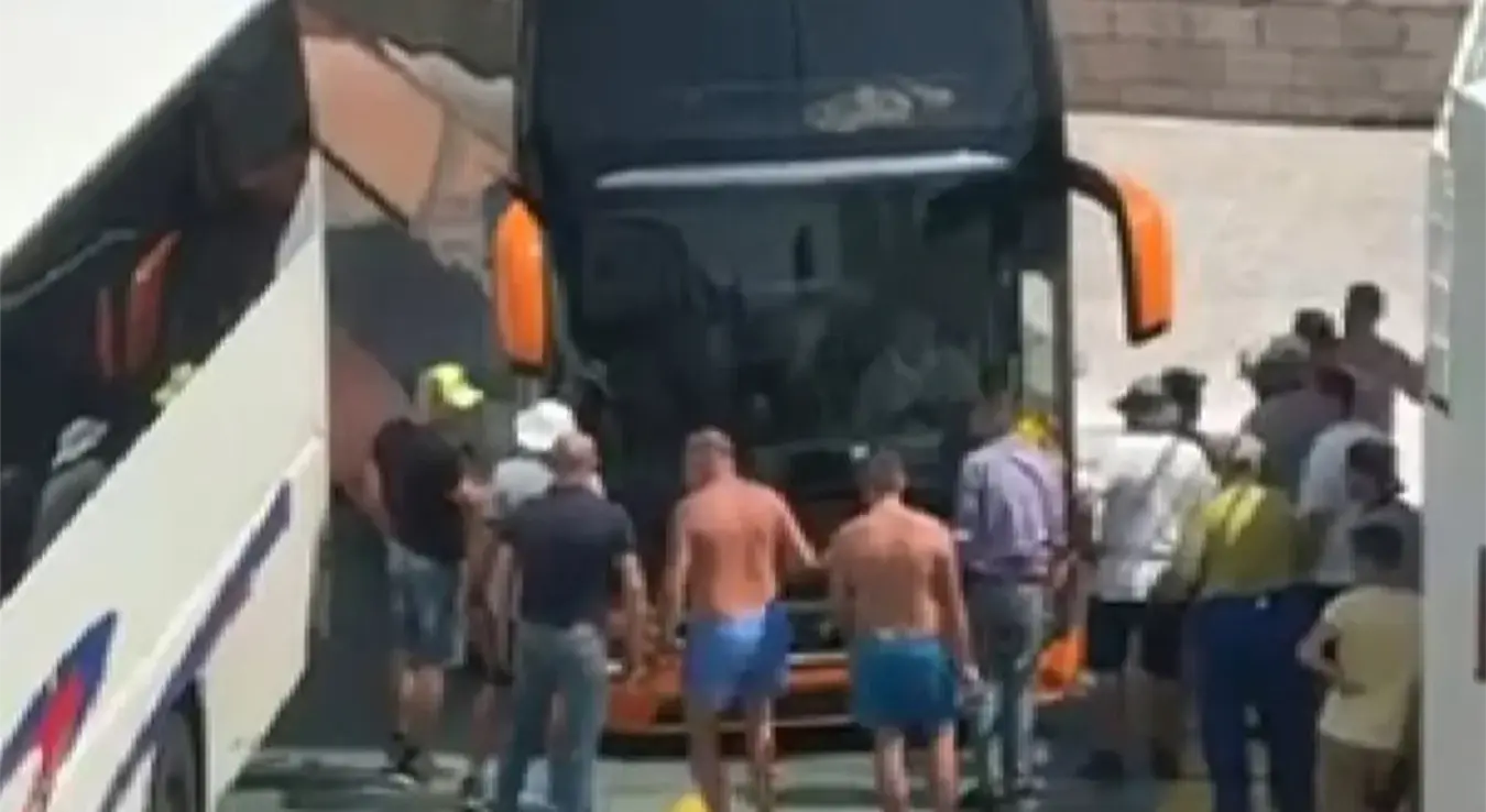 Autobus sa poljskim srednjoškolcima zaglavio na trajektu za Korčulu