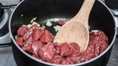 Trik sa zagrevanjem tiganja koji sprečava lepljenje mesa