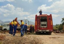 Požar kod Trebinja stigao do asfaltne baze, čeka se helikopter