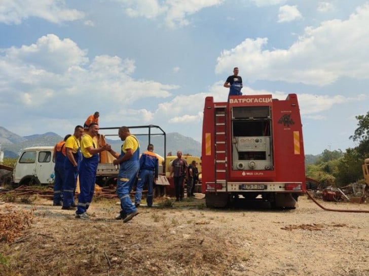 Požar kod Trebinja stigao do asfaltne baze, čeka se helikopter