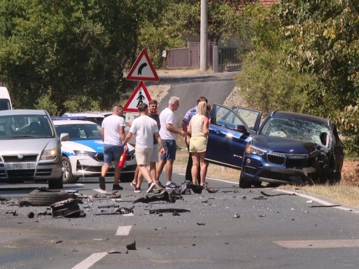 U Zelenom viru sudar kombija i automobila, put potpuno zatvoren