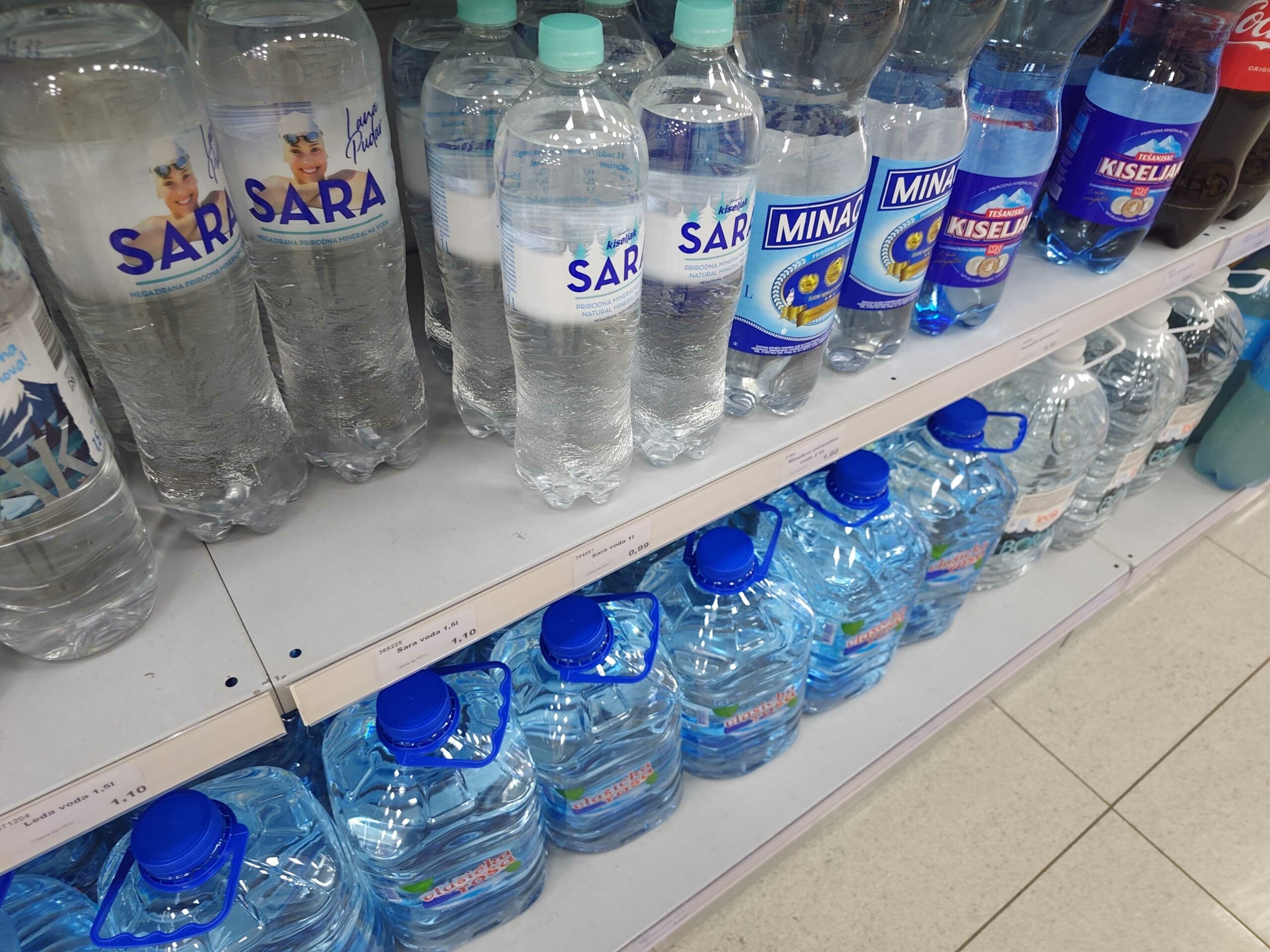 Mještani tri naselja bez vode: nestašica vode u Banjaluci i dalje traje, pa kupuju flaše od pet litara