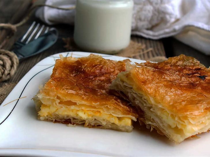 Sočna pita od kupovnih kora: Preljev od tri sastojka koji sve mijenja