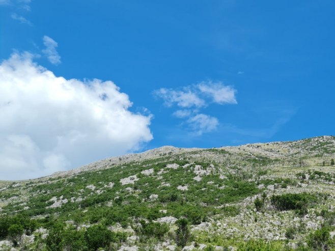 Pretežno sunčano i vruće uz popodnevne pljuskove