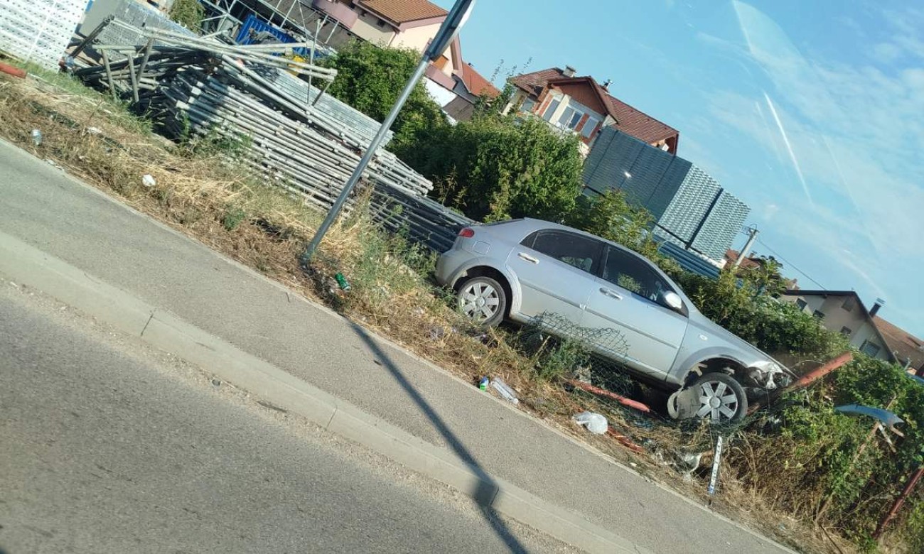 Automobil sletio s kolovoza u Banjaluci