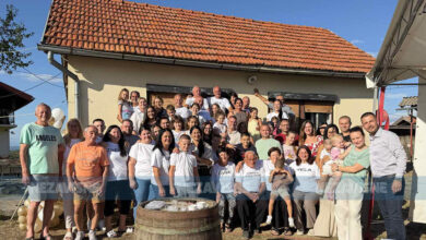 Devedeseti rođendan Stipa Jurića okupio brojne potomke, pod šatorom se pojavio i konj Soko