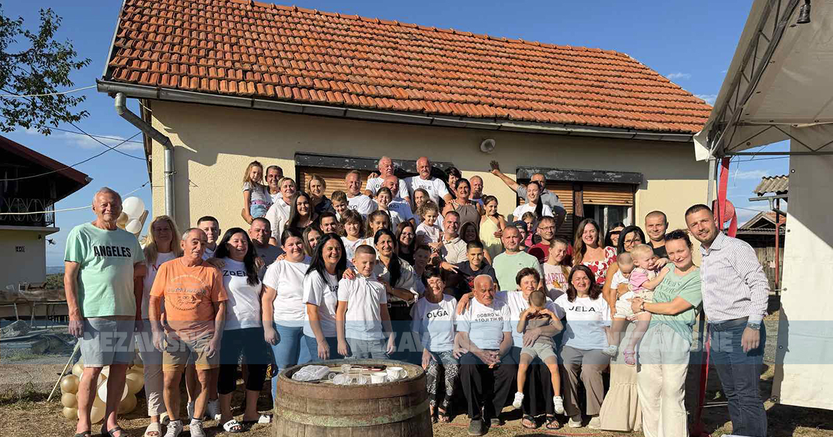 Devedeseti rođendan Stipa Jurića okupio brojne potomke, pod šatorom se pojavio i konj Soko