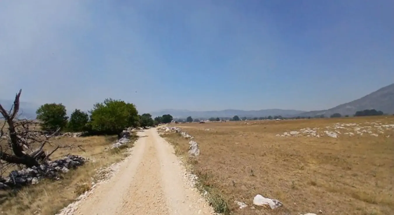 Požar na Morinama širi se, naselja zasad sigurna