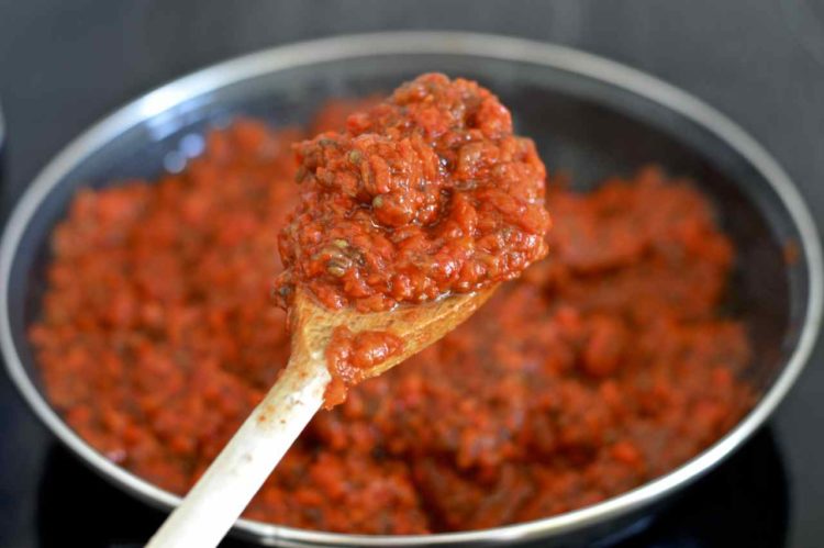 Ajvar iz rerne bez pečenja paprika: jednostavniji put do domaće zimnice