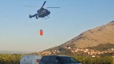Jutro mirnije, ali požari kod Trebinja i dalje aktivni - helikopter gasi vatru