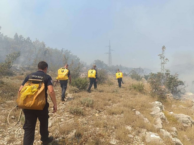 Požar kod Trebinja i dalje aktivan, vatrogasci odbranili kuće