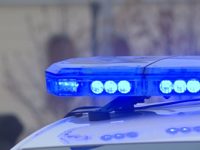Pet osoba povrijeđeno u slijetanju automobila na Palama