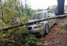 Oluja u Prnjavoru zamalo poklopila automobil