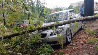 Oluja u Prnjavoru zamalo poklopila automobil