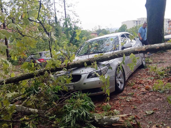 Oluja u Prnjavoru zamalo poklopila automobil