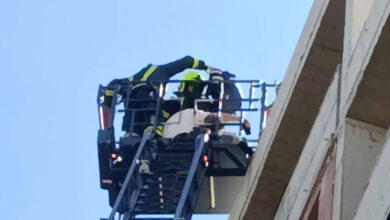 Vatrogasci u Banjaluci skinuli muškarca sa krova zgrade