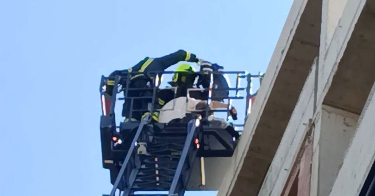 Vatrogasci u Banjaluci skinuli muškarca sa krova zgrade