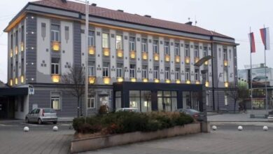 Simulacija glasanja ispred zgrade opštine u Kozarskoj Dubici
