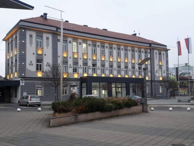 Simulacija glasanja ispred zgrade opštine u Kozarskoj Dubici