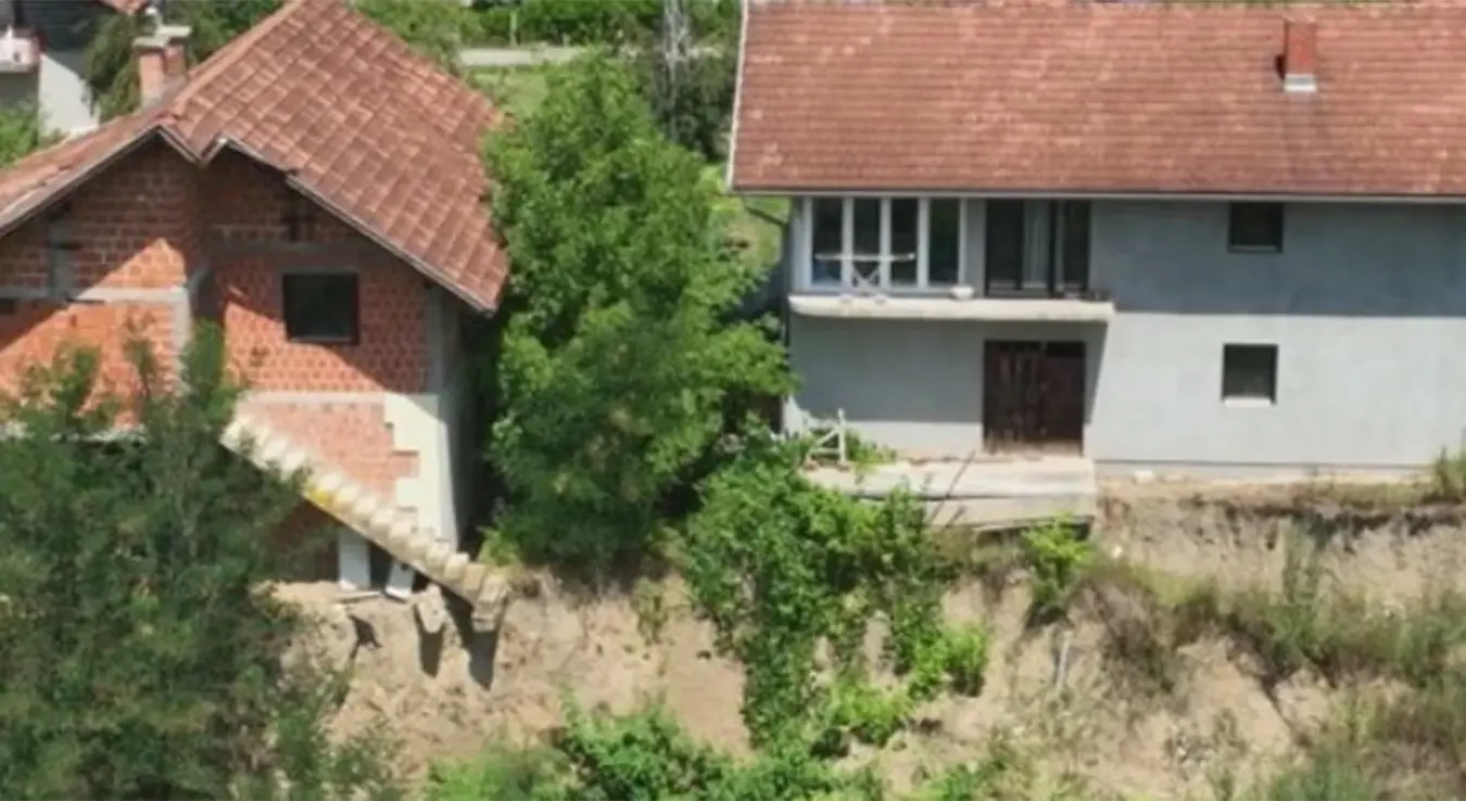 Prijetnja i dalje traje: klizište u Česmi ugrožava domove mještana