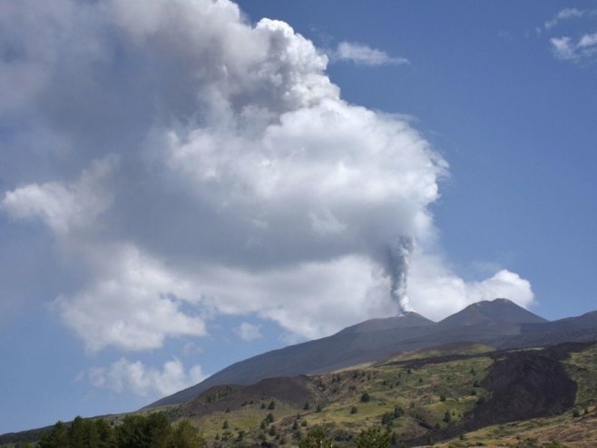 Etna ponovo eruptira, vjetar nosi pepeo ka jugu