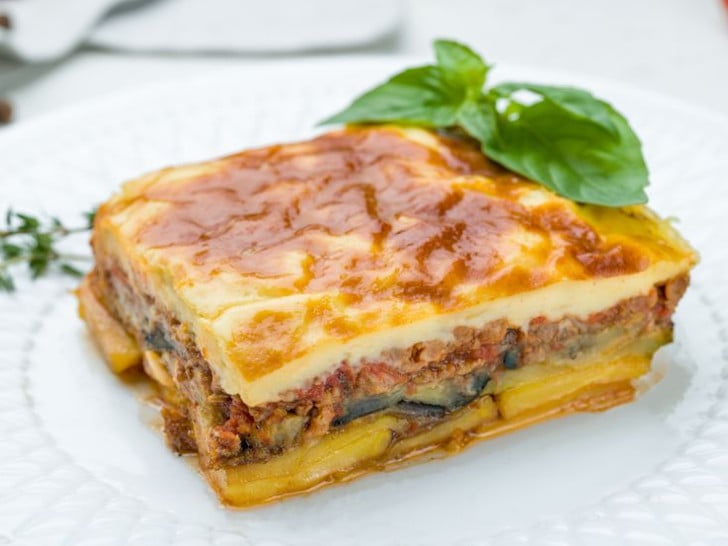 Originalni recept za grčku musaku: kremasti bešamel i mirisni fil