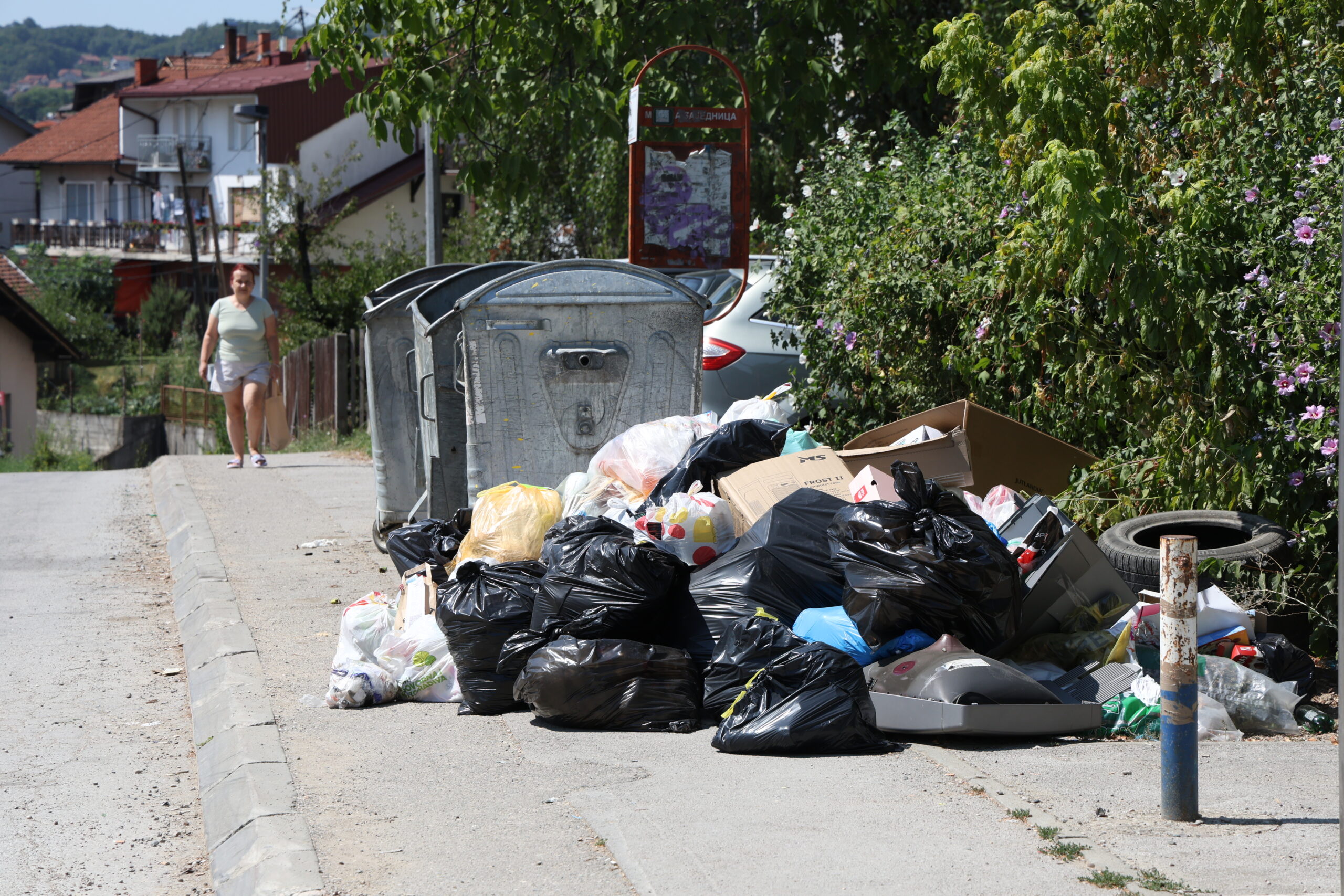 Smeće pored kontejnera kvari izgled banjalučkog naselja