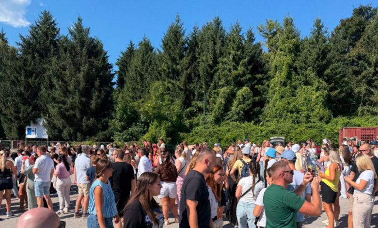 Kolone na Koševu pred koncert Dina Merlina