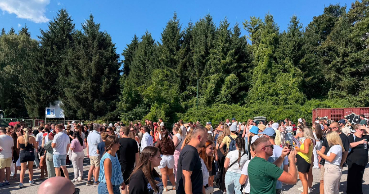 Kolone na Koševu pred koncert Dina Merlina
