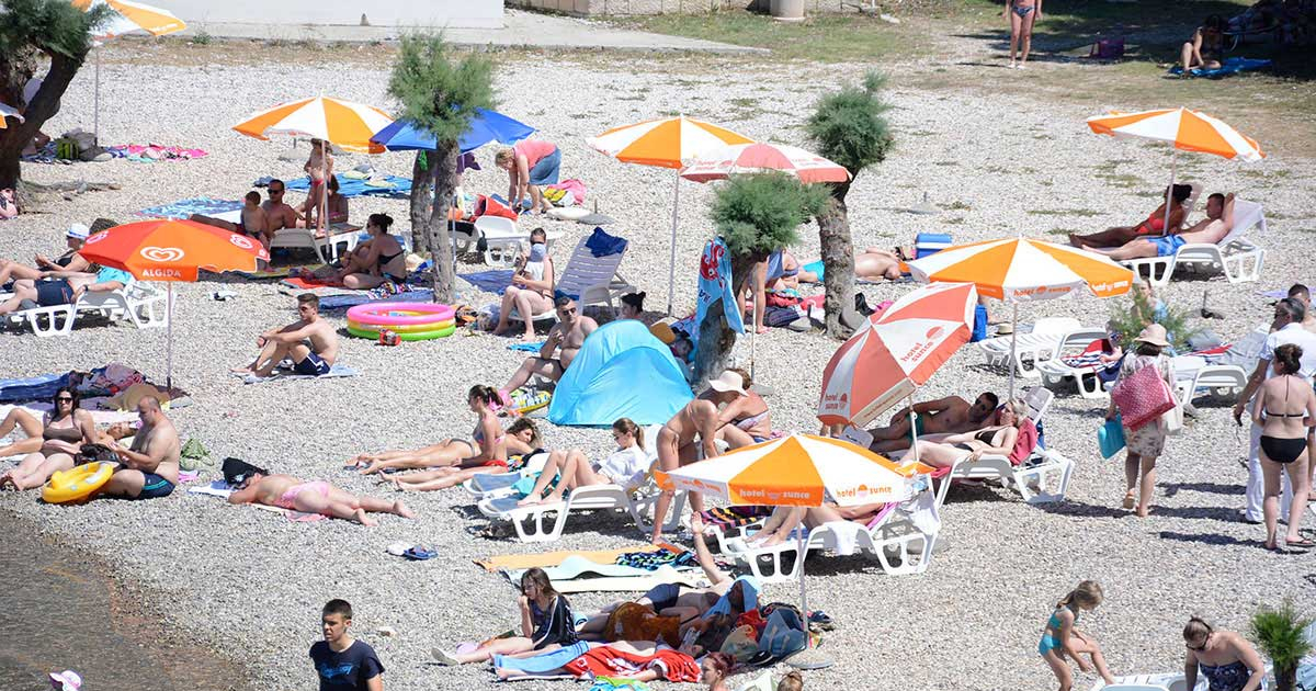 Neum i dalje pun do posljednjeg kreveta, more najtraženiji spas od žege