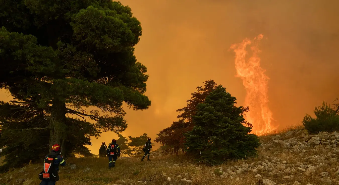 Požar na Zakintosu: Vatrogasci i dobrovoljci gase vatru kod Maratijasa