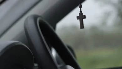 Da li je krst na retrovizoru grijeh: Odgovor sveštenika i savjet vozačima
