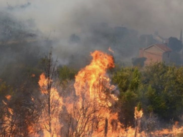 Nevesinje pod udarom požara: Vatrogasci u borbi sa vatrenom stihijom